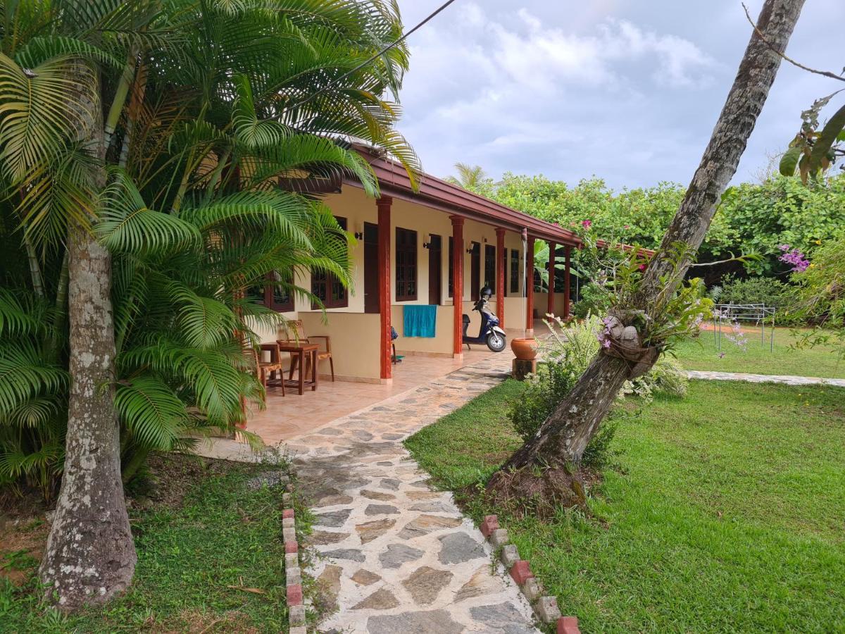 Zum Deutschen Acomodação com café da manhã Bentota Exterior foto