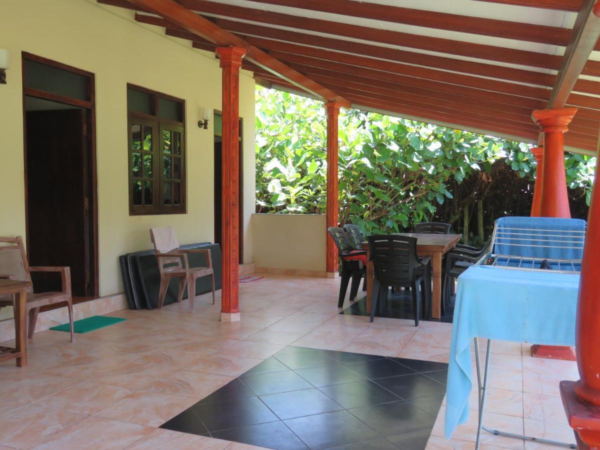 Zum Deutschen Acomodação com café da manhã Bentota Exterior foto